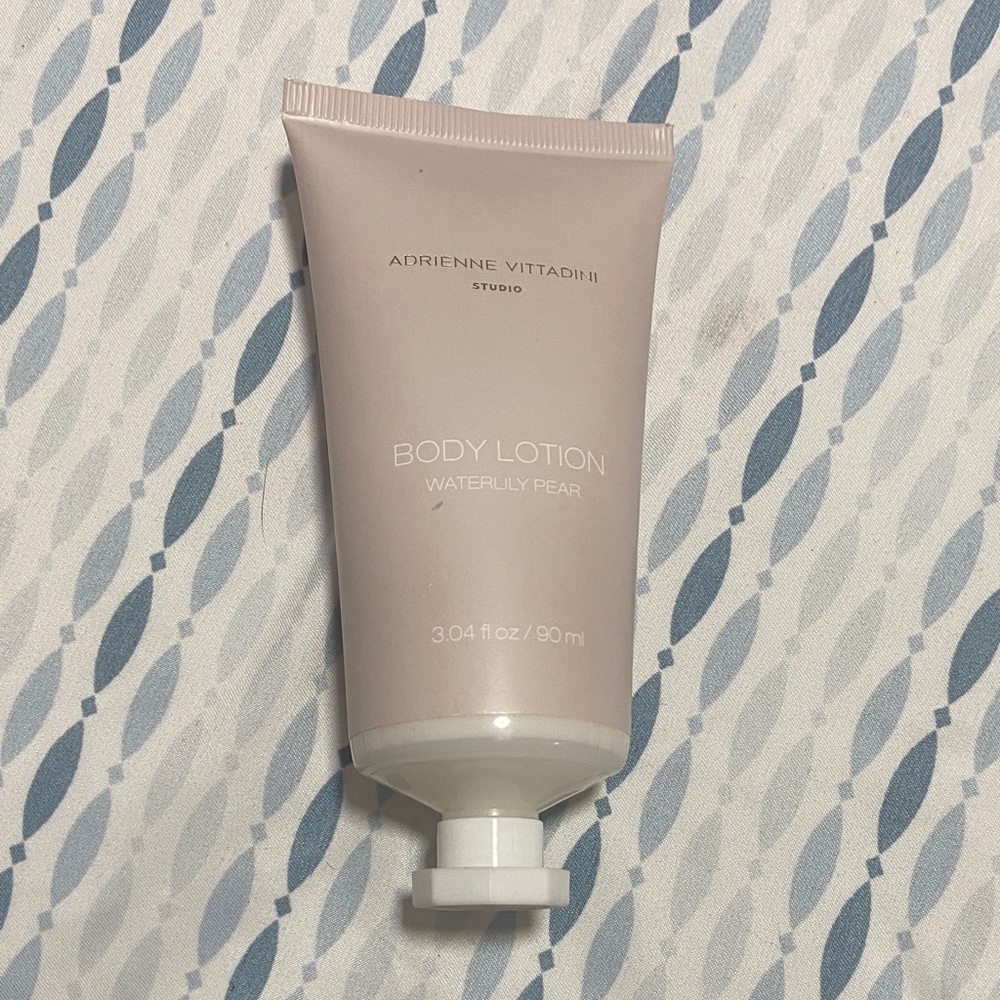 Adrienne Vittadini Waterlily Pear Body Lotion in Soft Pink (SEALED)